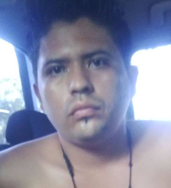 José Alexánder Bonilla o Alfredo Alexánder Bonilla, es trasladado a El Salvador por agentes de la PNC, luego de haber sido capturado en Sanarate, El Progreso. (Foto Prensa Libre: PNC)