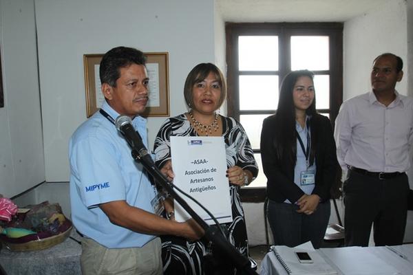 Delegado de  Mipyme entrega  reconocimiento del Ministerio de Economía a  Gladys Palencia, presidenta de Asociación de Artesanos. (Foto Prensa  LIbre: Miguel López)