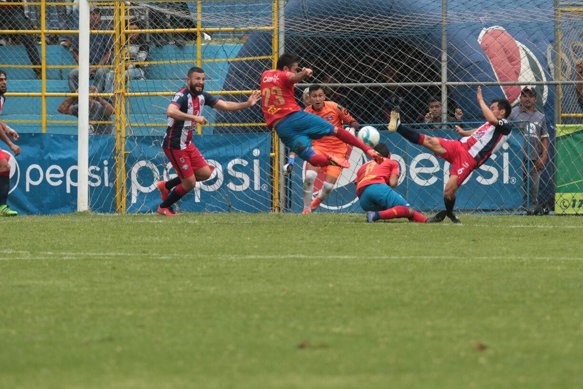 Carlos Kamiani Félix dispara al arco en el gol que fue invalidado por López. (Foto Prensa Libre: Norvin Mendoza)