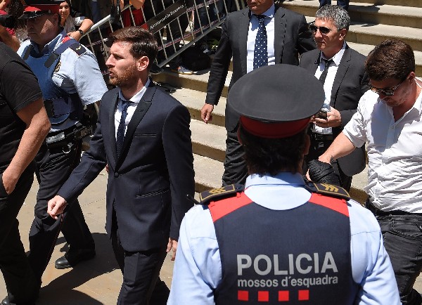 El astro argentino Lionel Messi espera quedar limpio ante la justicia española. (Foto Prensa Libre: AFP)