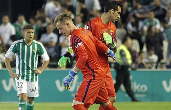 Claudio Bravo es sustituido por el alemán Marc Ter Stegen, en el juego en el que el Barcelona ganó 2-0 al Betis. (Foto Prensa Libre: EFE)