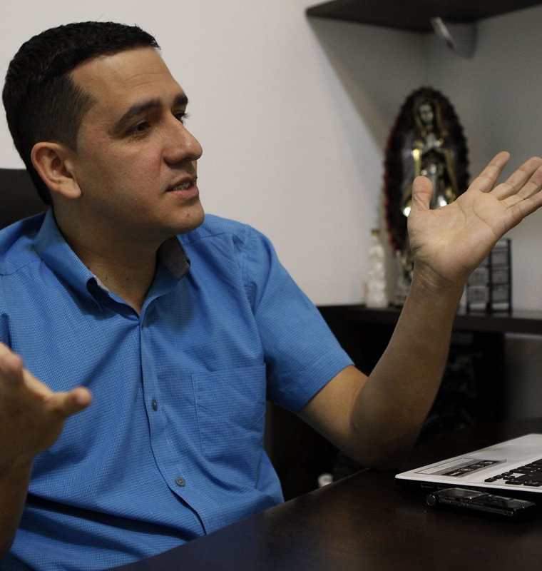 Marlon Baena, propietario y gerente de CRJ Moda, comenzó su carrera a los 15 años como operario de confección en su natal Medellín, 23 años después se ha convertido en un textilero que encontró el éxito en la transformación social y laboral de sus empleados. (Foto, Prensa Libre: Efe).