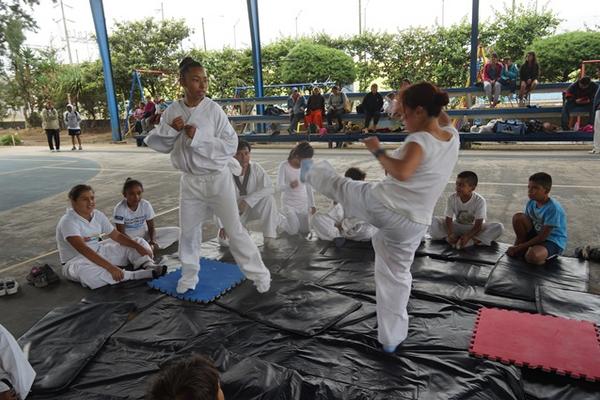 Alfonso Gómez enseña taekuondo a niños de escasos recursos. (Foto Prensa Libre: Imer Lucero)