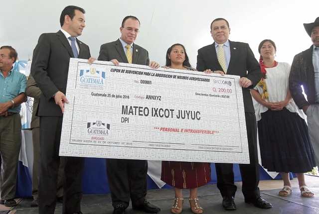 El Presidente Jimmy Morales, junto a autoridades del Maga, entregó de manera simbólica el cupón de Q200 que recibirán campesinos de varias comunidades del país.