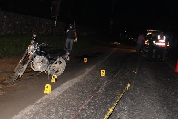 Motocicleta en la que se desplazaban los dos guardias atacados a balazos. (Foto Prensa Libre: Edwin Perdomo)<br _mce_bogus="1"/>