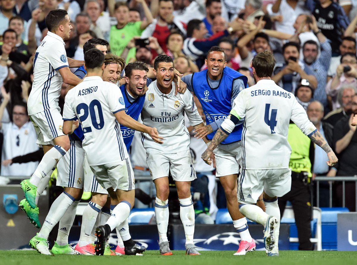 Los jugadores del Real Madrid hicieron una fiesta en el Santiago Bernabéu. (Foto Prensa Libre: AFP)