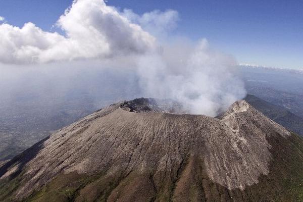 Volcán en El Salvador mantiene expulsión de gases. (Foto Prensa Libre: EFE)