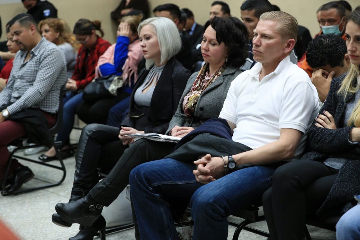 La familia Bitkov escucha la sentencia del tribunal. (Foto Prensa Libre: Carlos Hernández)