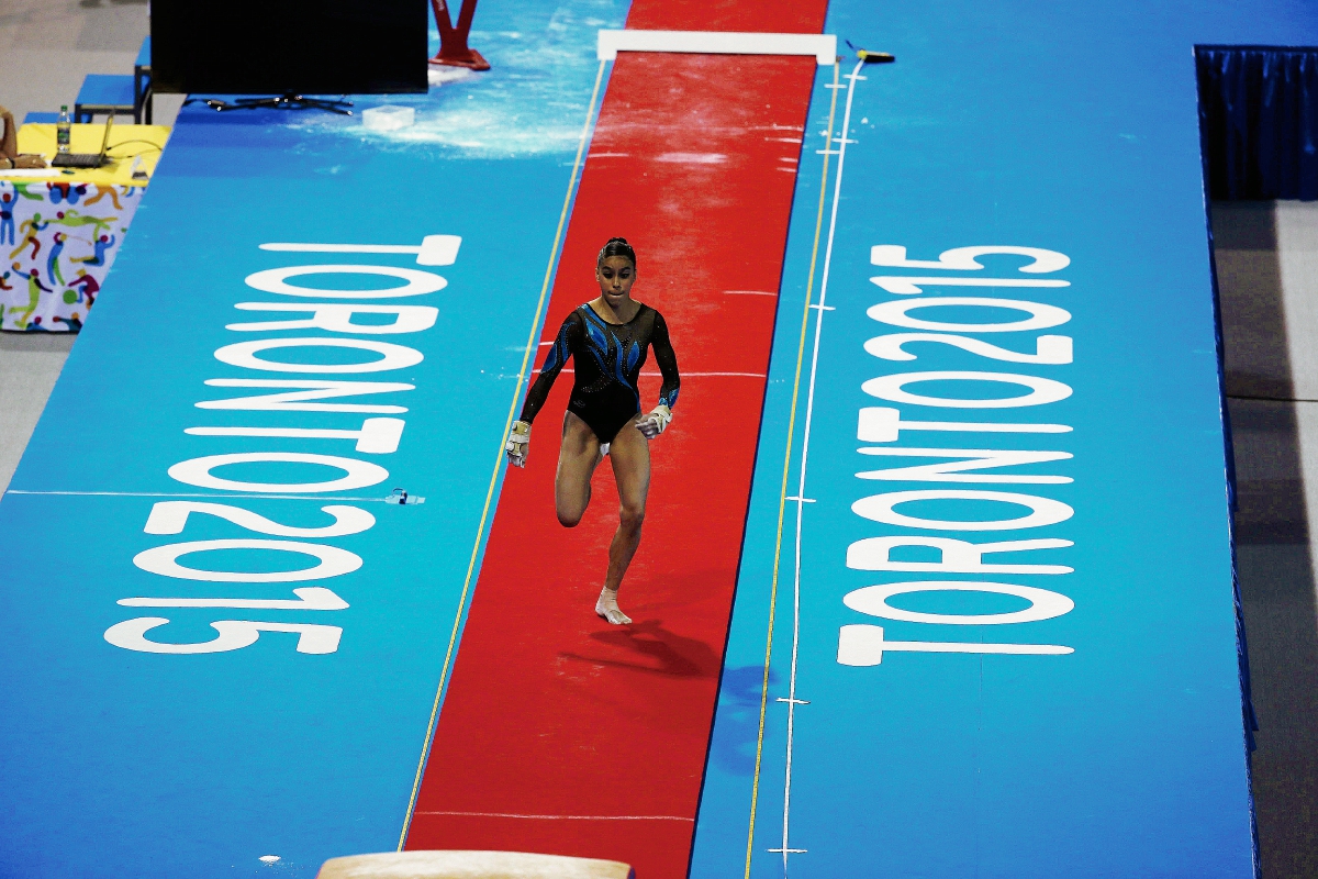 Sofía Gómez en el momento que ejecuta la prueba de salto al potro en los Juegos de Toronto. (Foto Prensa Libre: COG)