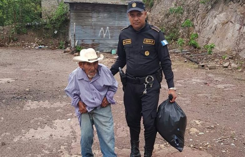El hombre de 100 vivía en pobreza extrema y fue abandonado por sus hijos. (Foto Prensa Libre: Mario Morales)