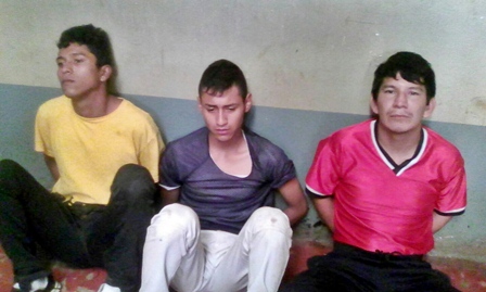 Los tres apresados en Coatepeque, Quetzaltenango, sindicados de asalto. (Foto Prensa Libre: Alexánder Coyoy)
