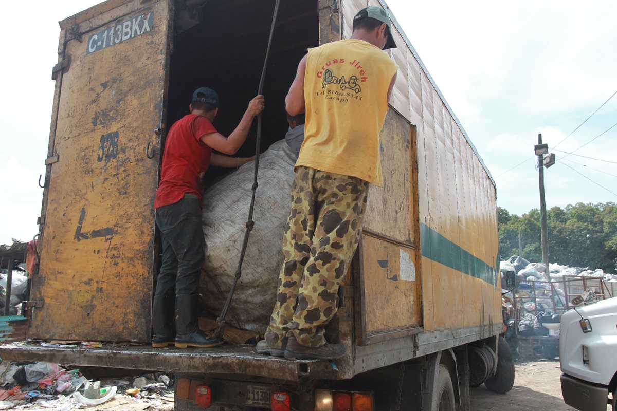 Recolectores de basura sufren de extorsión desde agosto de este año. (Foto Prensa Libre: Estuardo Paredes)