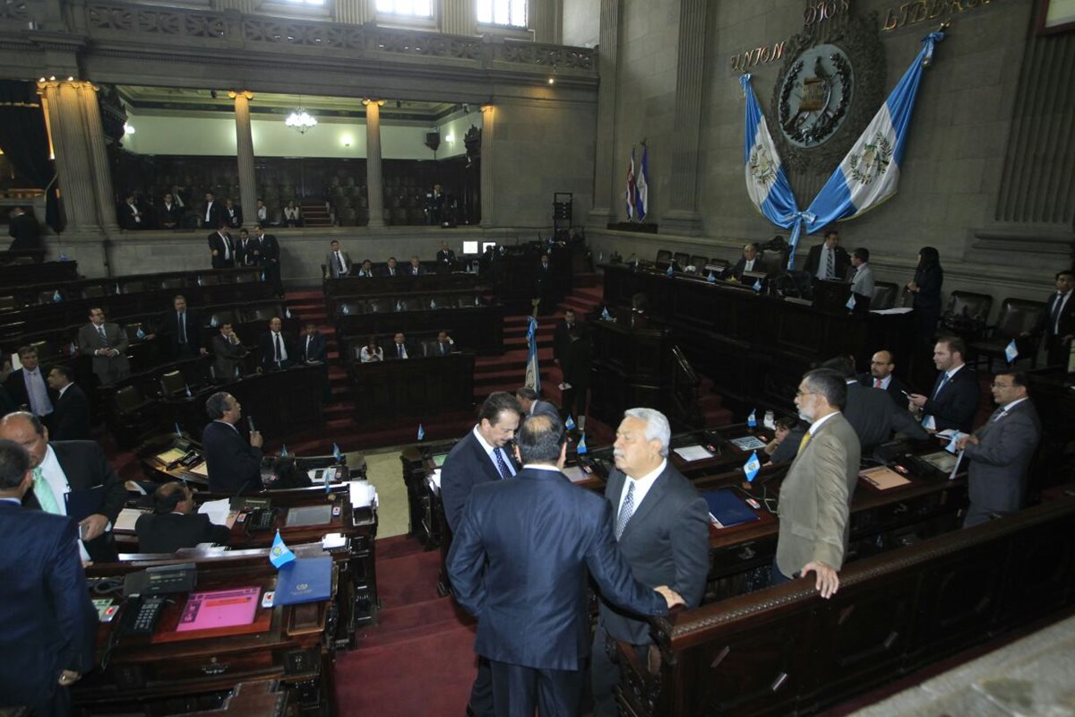 Diputados, durante la sesión plenaria que avanzó en la aprobación del código de migración. (Foto Prensa Libre: Edwin Bercián)