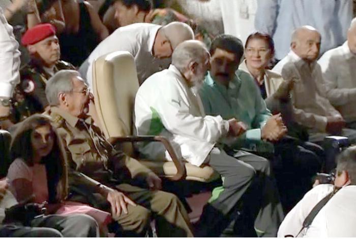 Fidel Castro reapareció el sábado acompañado de Raúl Castro y Nicolás Maduro. (Foto Prensa Libre: AFP).
