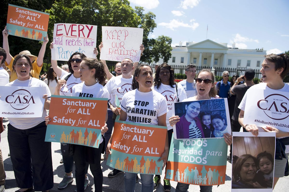 Activistas e inmigrantes protestan contra las deportaciones en Washington. (Foto Prensa Libre: AFP)