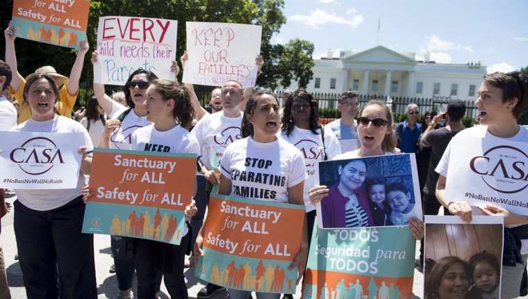 Activistas e inmigrantes protestan contra las deportaciones en Washington. (Foto Prensa Libre: AFP)
