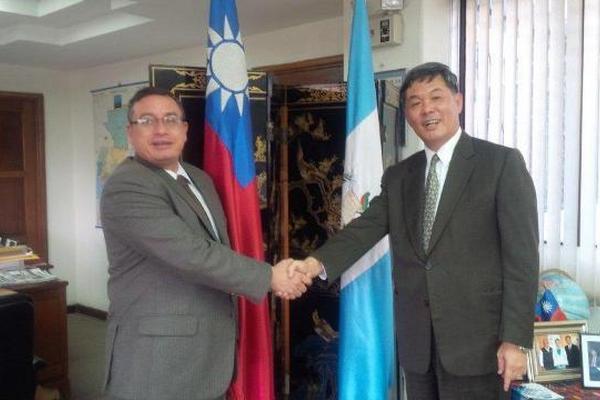 Embajador del Taiwán visitó al presidente del TSE, Rudy Pineda (Foto Prensa Libre: Cortesía TSE)