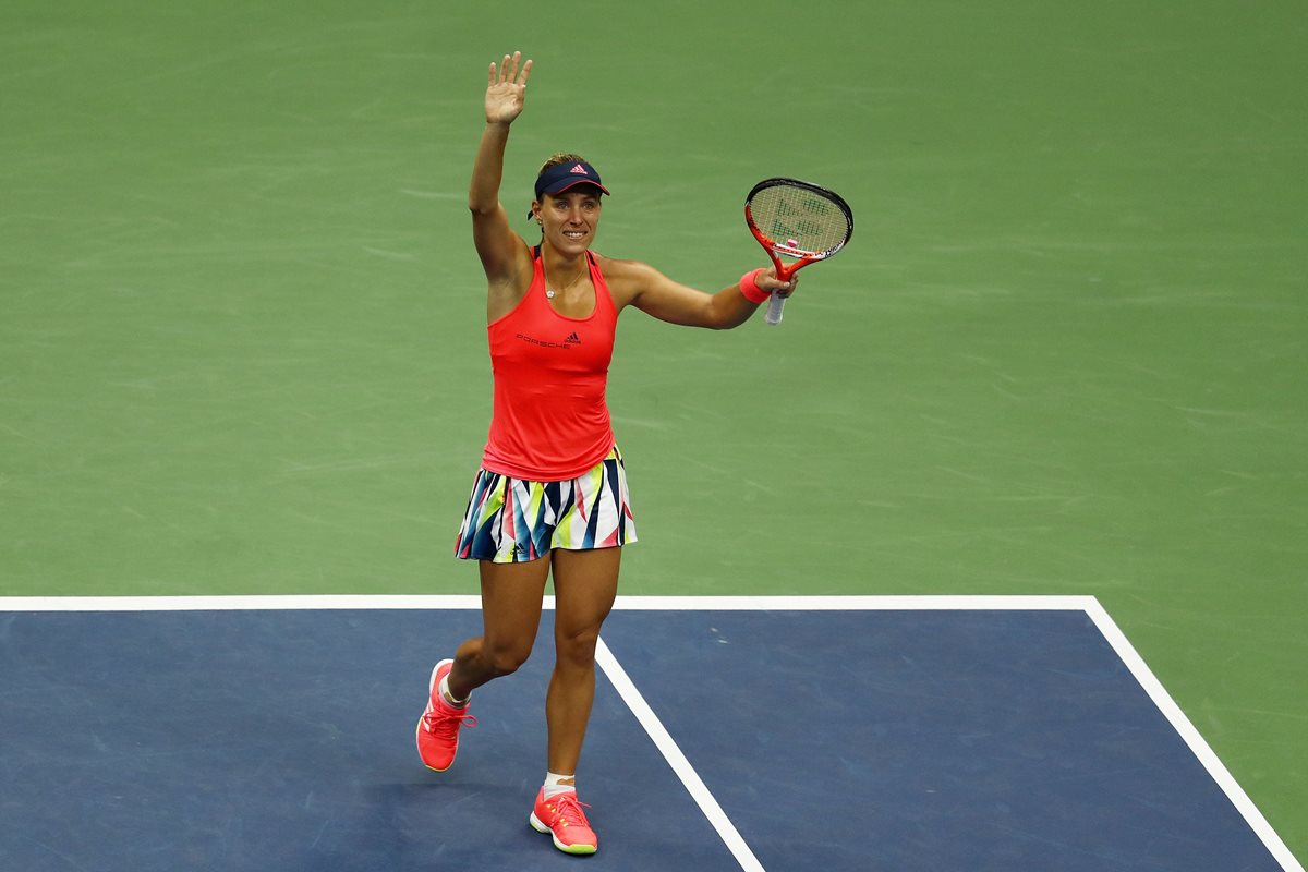 Angelique Kerber saluda al público luego de ganar el Us Open. (Foto Prensa Libre: AFP)