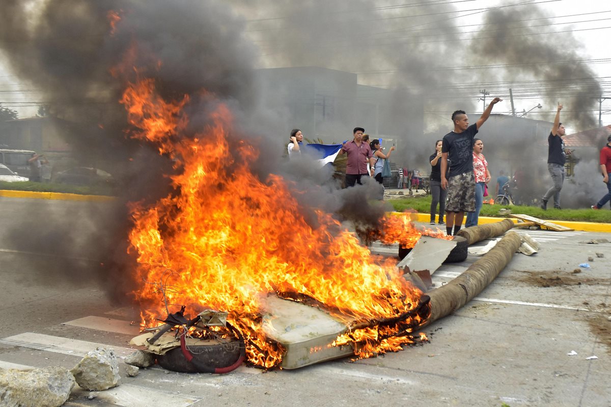 En Tegucigalpa, Honduras se registró uno de los bloqueos con quema de neumáticos y otros materiales en la salida hacia los cercanos municipios de Santa Lucía y Valle de Ángeles. (Foto Prensa Libre: EFE)