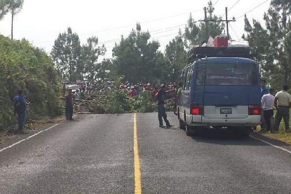 Inconformes bloquean  paso por falta  de energía eléctrica, en Lanquín, Carchá, Alta Verapaz.