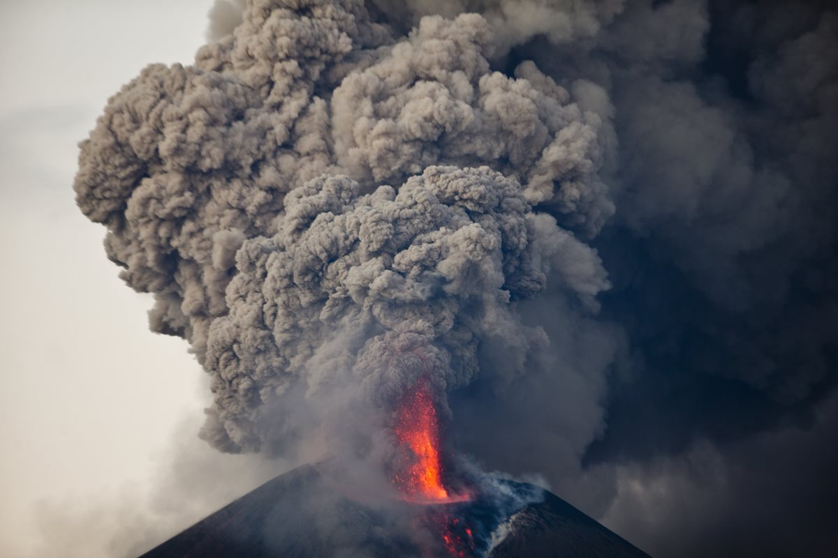 El volcán Momotombo mantiene en alerta a Nicaragua. (Foto Prensa Libre: AP).