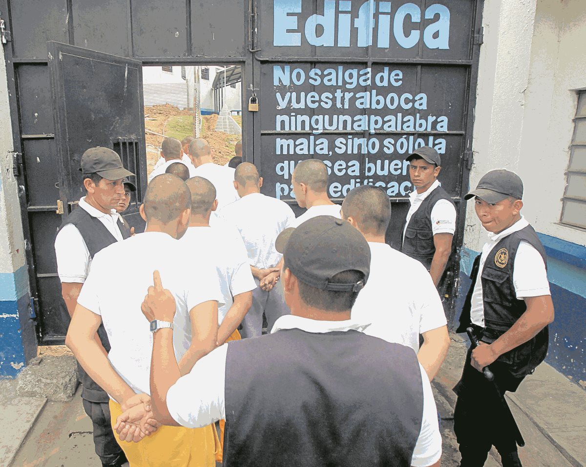 Según los internos el motín se efectuó en represalía contra las autoridades de Las Gaviotas por malos tratos. (Foto Prensa Libre: Hemeroteca PL)