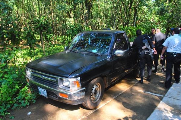 El vehículo fue encontrado abandonado este domingo, sin el producto que transportaba. (Foto Prensa Libre: Jorge Tizol)