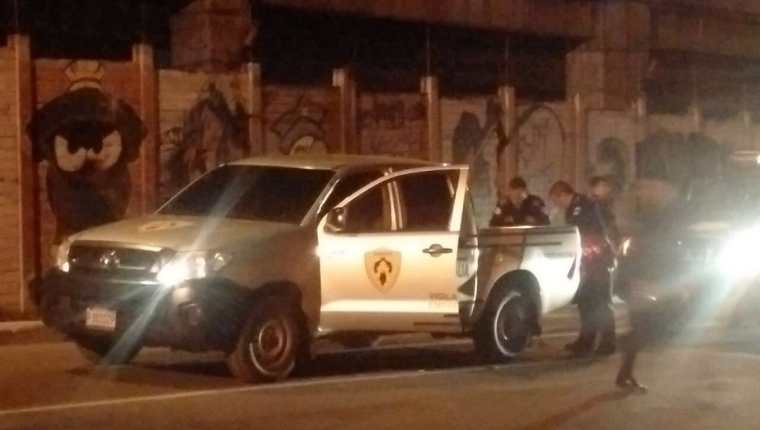 En este vehículo se trasladaban los ahora detenidos. (Foto Prensa Libre: PNC)