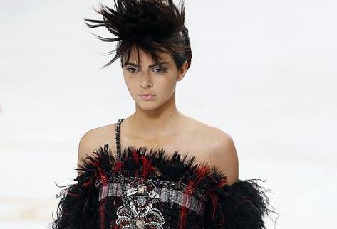 Kendall Jenner en el desfile de la colección otoño-invierno 2014-2015 de Chanel. Semana de la Alta Costura de París, Francia.