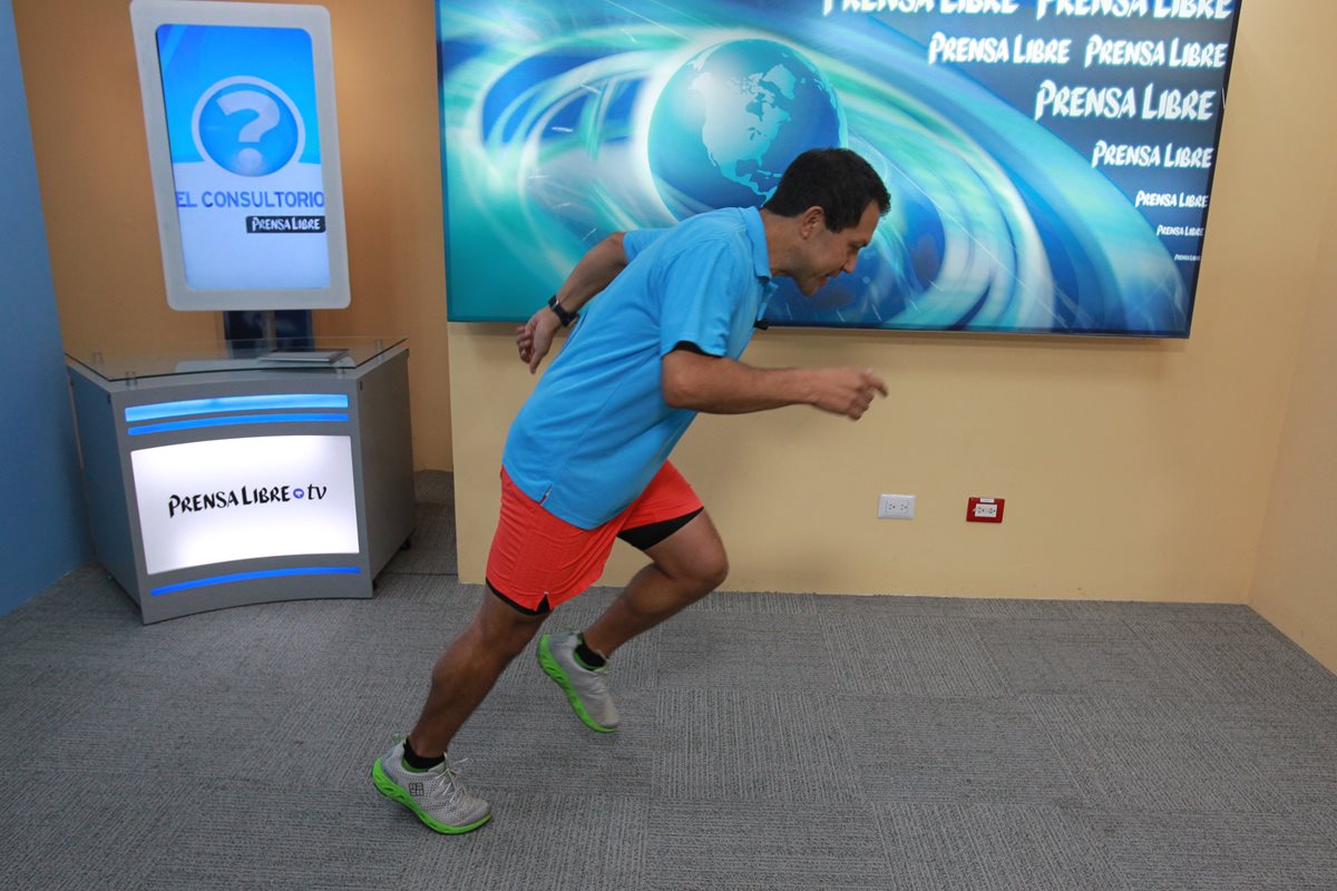 El entrenador Carlos Trejo muestra, en el programa El Consultorio, la forma adecuada de colocar el pie al momento de correr. (Foto Prensa Libre: Estuardo Paredes)