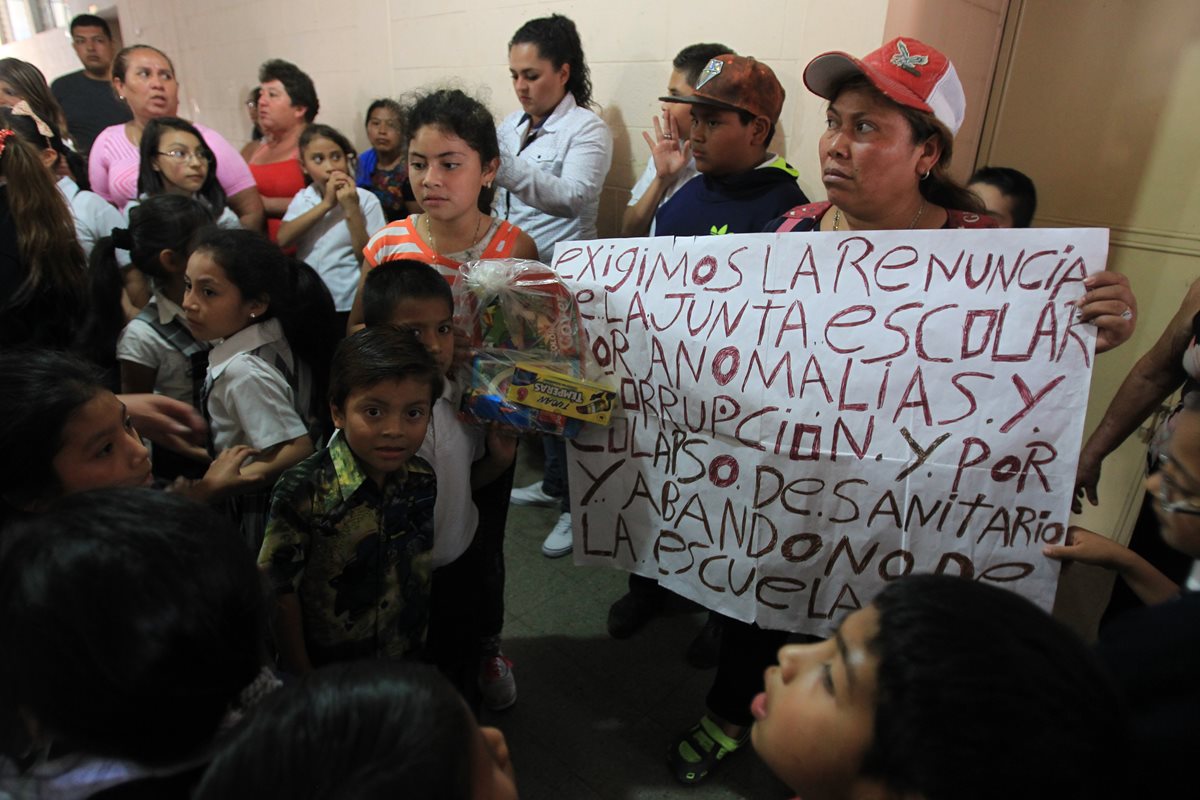 Los padres de familia exigen la destitución de la junta escolar. (Foto Prensa Libre: Esbin García)