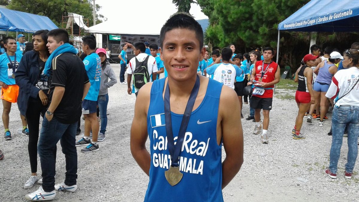 Mario Pacay posa con su medalla luego de imponerse en la competencia de este domingo. (Foto Prensa Libre: Norvin Mendoza)