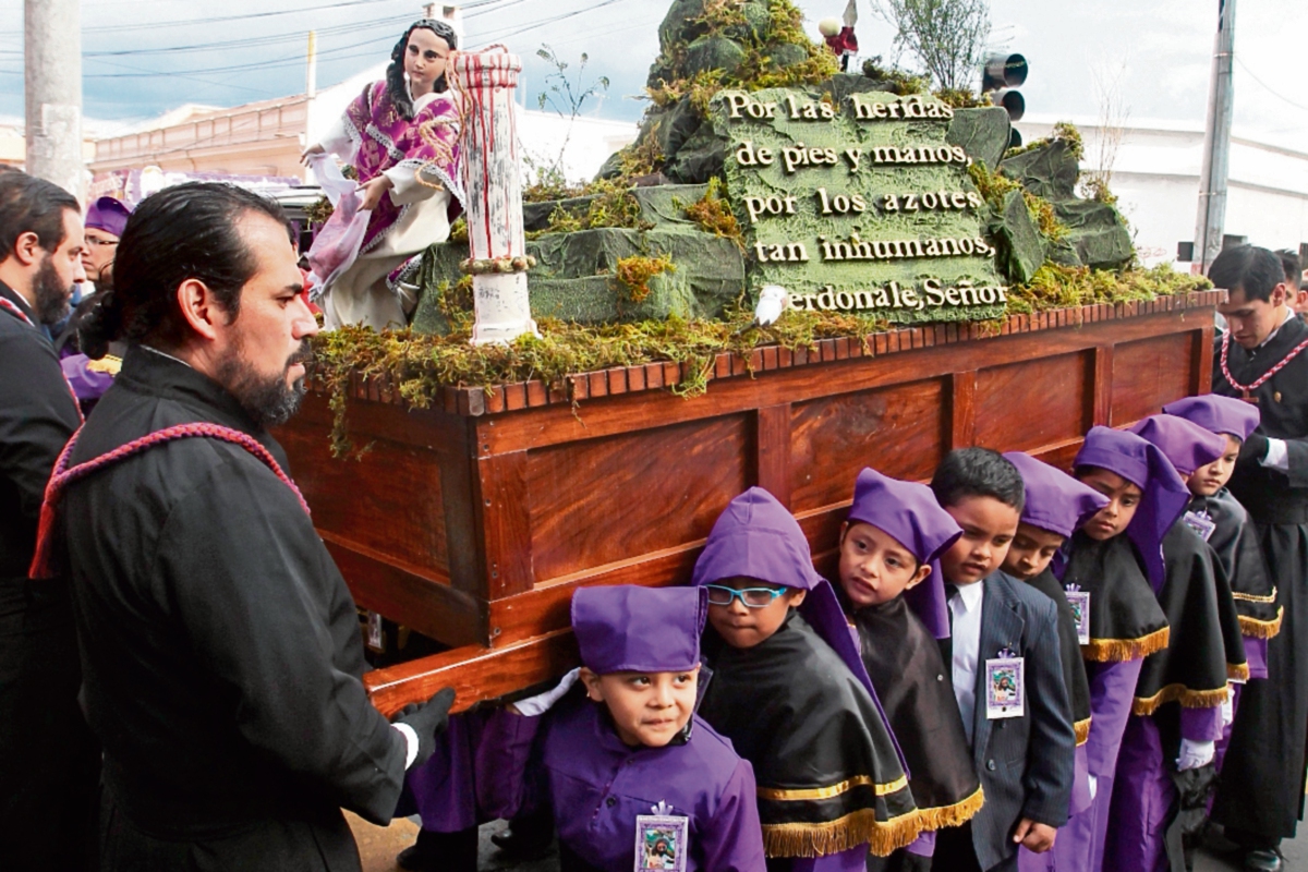 Procesión de la réplica de Jesús de la Preciosa Sangre, del templo de San Francisco, sale el tercer sábado de Cuaresma, junto con Jesús Flagelado de la Columna. (Foto Prensa Libre: Álvaro Interiano)
