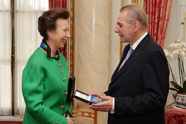Jacques Rogge recibió este martes el título de Caballero del Imperio Británico Honorario, de manos de la princesa Ana de Inglaterra, en una  ceremonia en el Palacio de Buckingham. (Foto Prensa Libre: AP)
