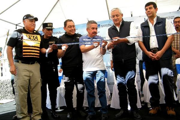 El presidente Otto Pérez Molina inaugura la sede del Depratamento de  Tránsito en Sanarate, El Progreso (Foto Prensa Libre: Héctor Contreras)