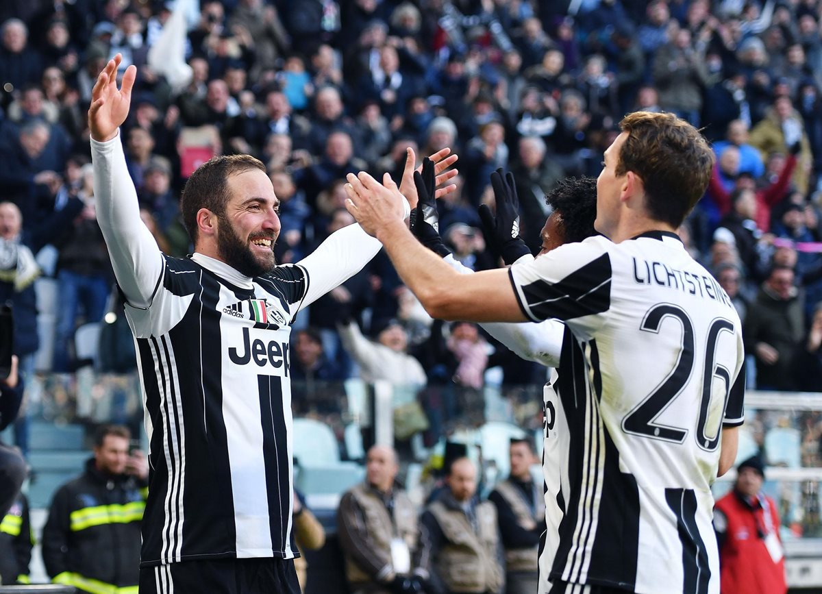 Higuaín es la estrella de la Juventus y este domingo contribuyó con el triunfo frente a la Lazio. (Foto Prensa Libre: AP)