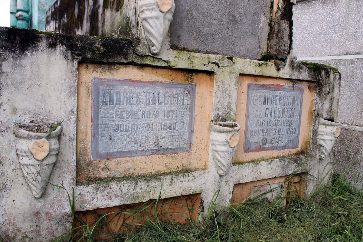Nichos de los padres de Rodolfo Galiotti Torres, en el cementerio de Xelajú. (Foto Prensa Libre: Carlos Ventura)
