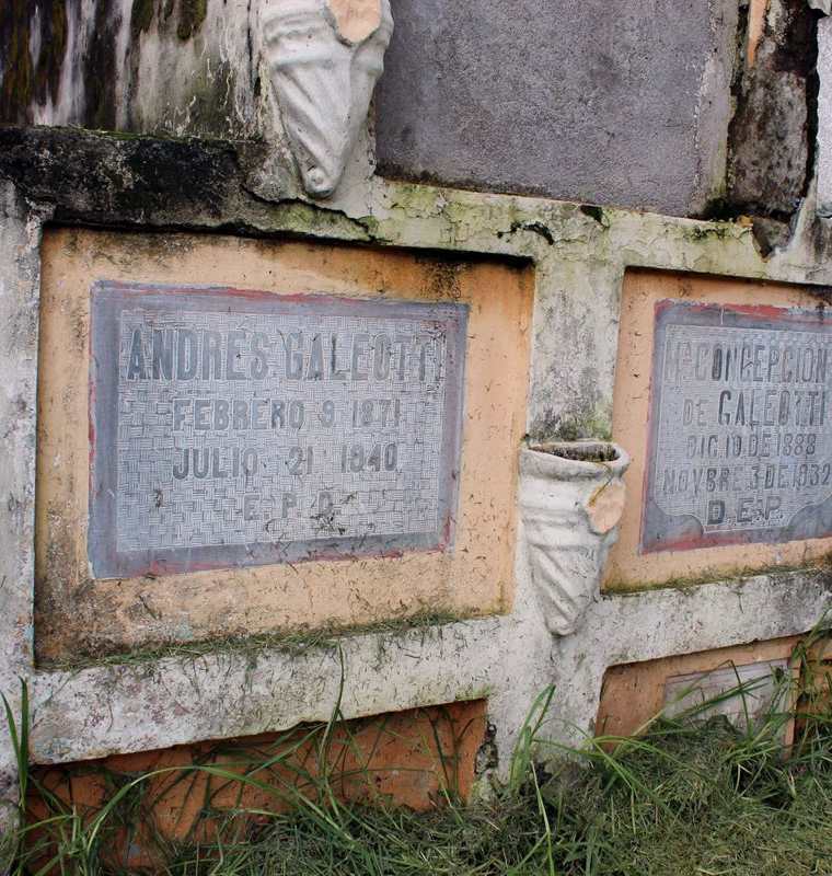 Nichos de los padres de Rodolfo Galiotti Torres, en el cementerio de Xelajú. (Foto Prensa Libre: Carlos Ventura)