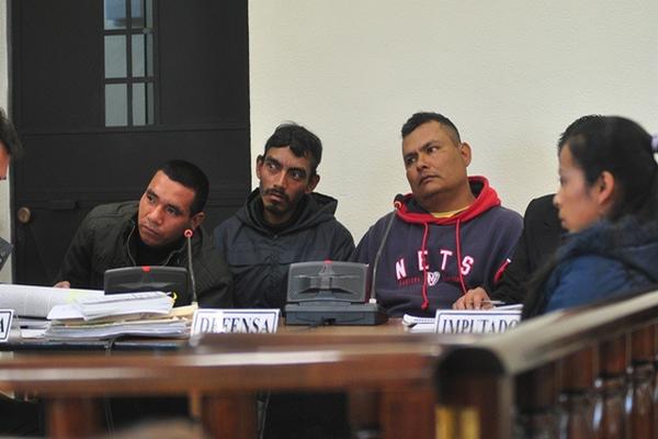 Los tres sindicados de la muerte del reo Eleazar Eliú Alonzo González escuchan la decisión del Juzgado Segundo de Instancia Penal de Quetzaltenango. (Foto Prensa Libre: Alejandra Martínez)