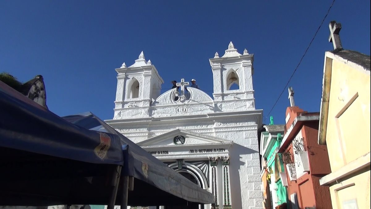 Q18 mil costó cada una de las campanas que fueron colocadas en la iglesia del Cementerio General de Santa Cruz del Quiché. (Foto Prensa Libre: Héctor Cordero).