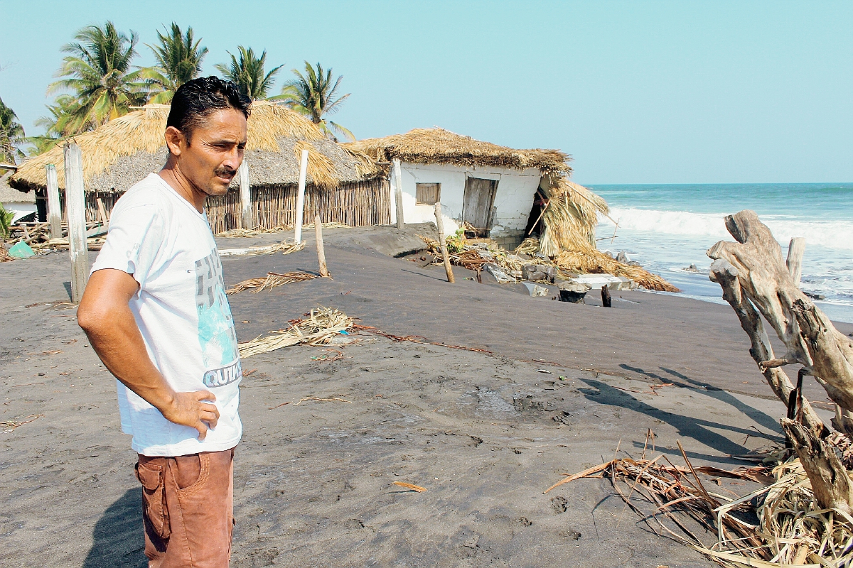 Un vecino damnificado observa viviendas destruidas por las olas del mar, en la aldea La Barrona, Moyuta, Jutiapa. (Foto Prensa Libre: Óscar González)