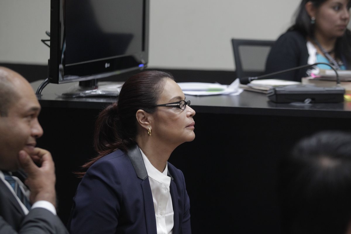 La ex vicepresidenta Roxana Baldetti fue traslada a la Torre de Tribunales muy temprano para la continuación de la diligencia en el juzgado. (Foto Prensa Libre: E. Paredes)