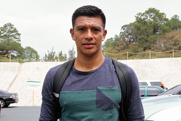 Carlos  Castrillo, captado en el parqueo del estadio Cementos Progreso, tras el entrenamiento del este martes 7 de abril de 2015, la ultima sesión previo al juego con el Deportivo Petapa, en la jornada 16 del torneo Clausura. (Foto Prensa Libre: Óscar Felipe Q.)
