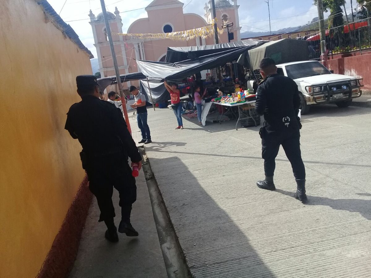 Agentes de la PNC de San Diego patrullan a pie por falta de autopatrullas. (Foto Prensa Libre: Mario Morales)