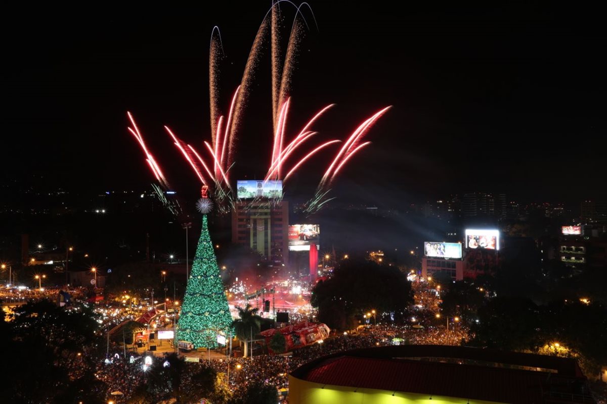 Vista de la Plaza Obelisco y del espectáculo de luces que engalanó la actividad. (Foto Prensa Libre: Érick Ávila).