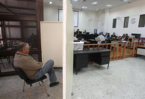 Francisco García Arredondo, escucha la declaración del testigo protegido. (Foto Prensa Libre: Hemeroteca)