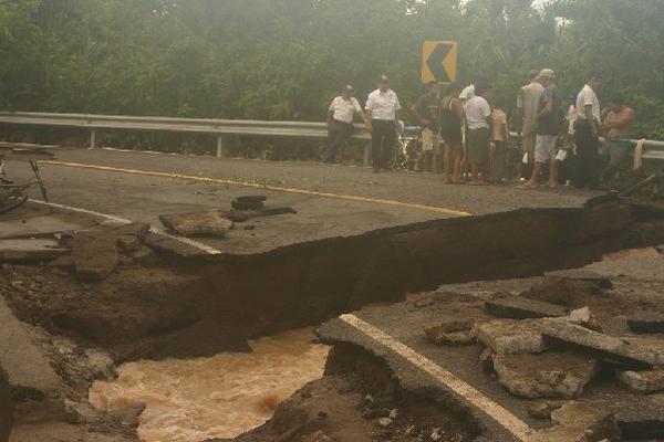 La ruta   hacia la playa El Chapetón,  Chiquimulilla, Santa Rosa, fue cortada por un riachuelo.