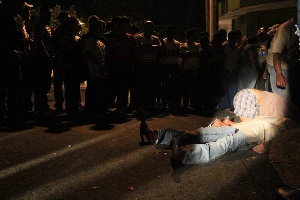 Familiar llora sobre cadáver, en Escuintla.