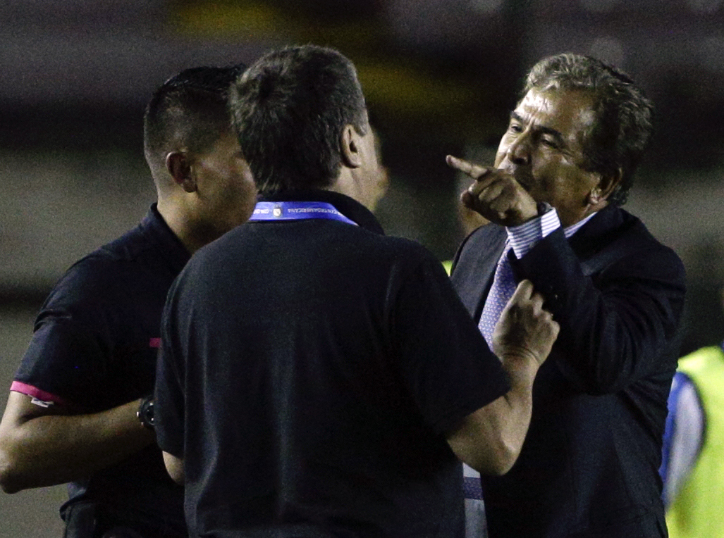Los técnicos colombianos de Honduras y Panamá, Jorge Luis Pinto (derecha) y Hernán Gómez (de espalda) discuten durante el partido de la Copa Centroamericana que ganaron los hondureños 1-0. (Foto Prensa Libre:AP)