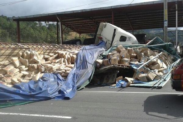 Tráiler  chocó con camión, en Sacatepéquez.